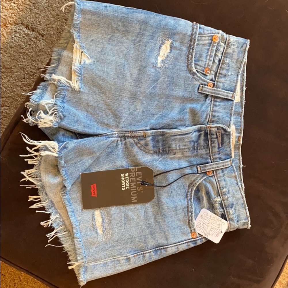 NWT Levi denim shorts. Size 26.